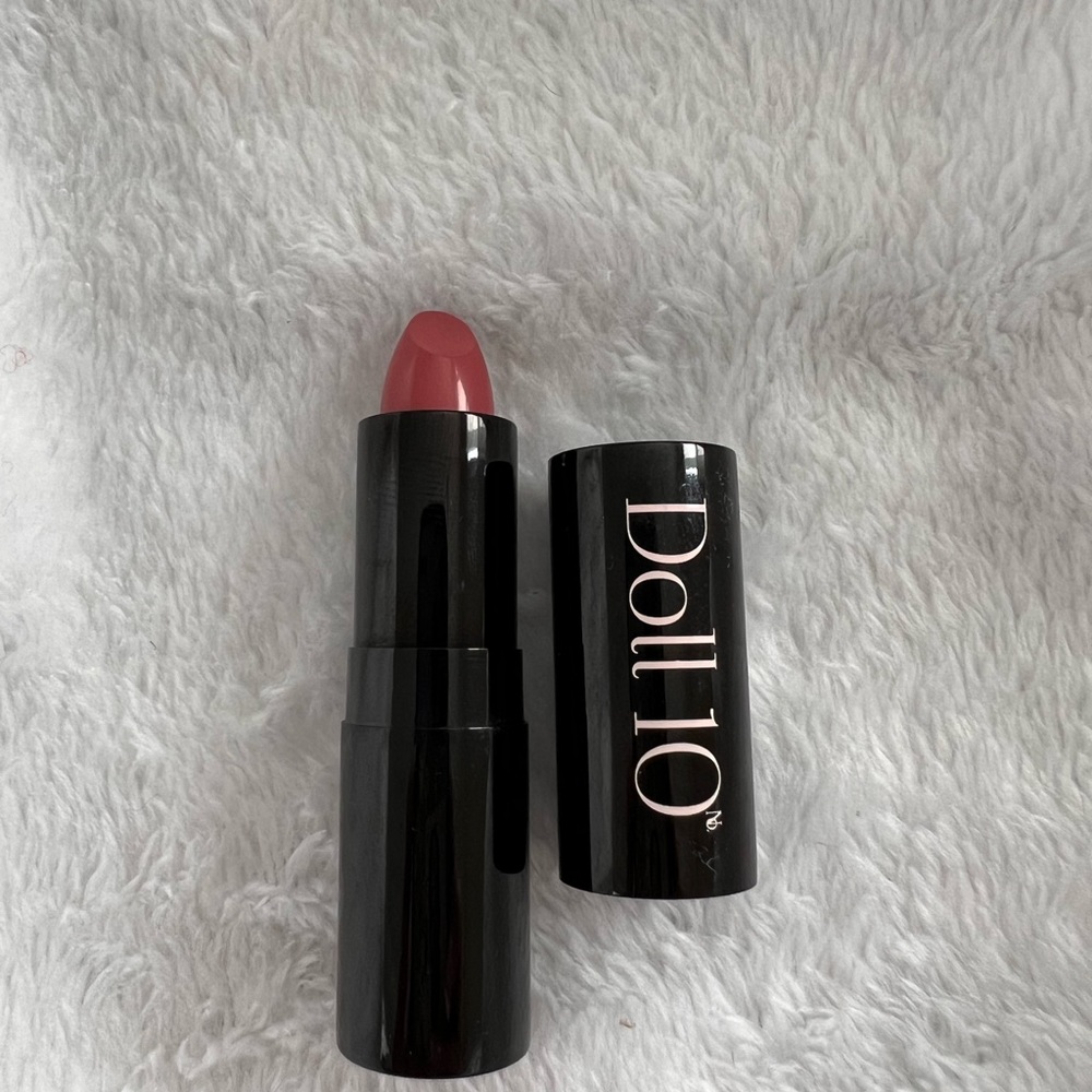 NWOB DOLL 10 LIPSTICK 💄 COLOR: YES PLEASE
